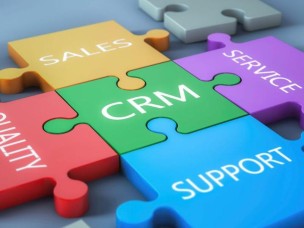 Puzzleteile mit den Wörtern Sales, CRM, Service, Support, Quality