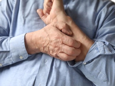 Mann kratzt sich am Arm
