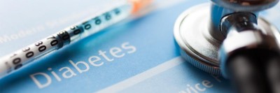 Spritze und Stethoskop auf Diabetestest