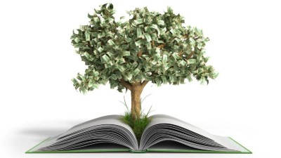 Grüner Geldbaum wächst aus Buch heraus