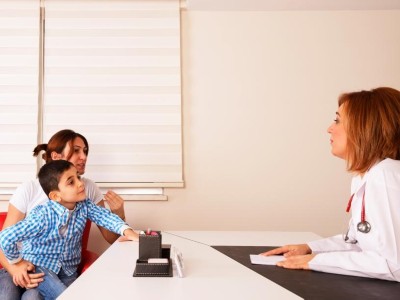 Kind und Mutter sprechen mit Ärztin