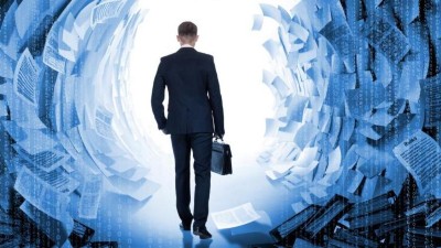 Geschäftsmann geht durch Tunnel aus Dokumenten