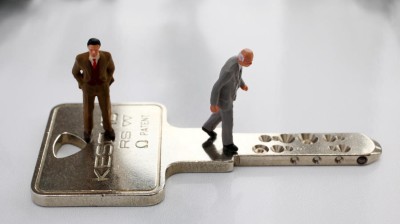 Unternehmensnachfolge: Schlüsselübergabe des Alten an den Neuen