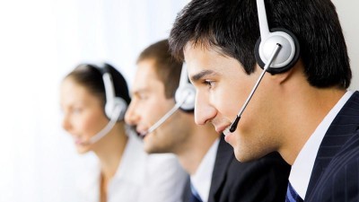 Call Center-Mitarbeiter bei der Arbeit