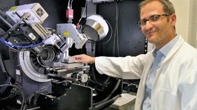 Dr. Claudio Pistidda an einem Diffraktometer zur Prüfung von neuen Wasserstofftanks