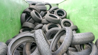 Altreifen werden im Container gesammelt