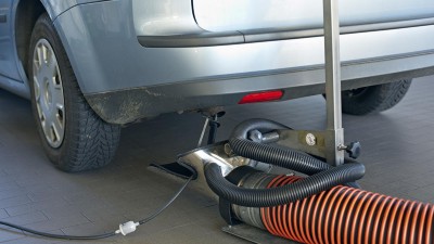 Abgasuntersuchung am Pkw