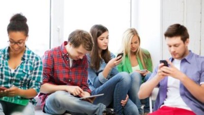 Generation Z spielt am Smartphone