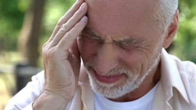 Senior mit Kopfschmerz