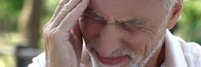 Senior mit Kopfschmerz