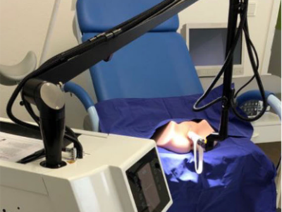 Kiyim ostidagi sutyensiz osilgan kokraklar video