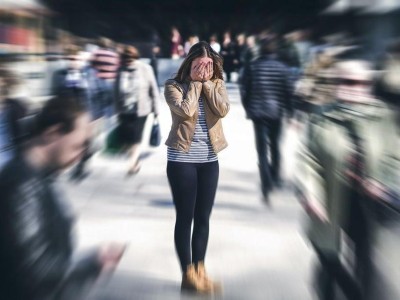 Frau steht in Menge und ist verzweifelt