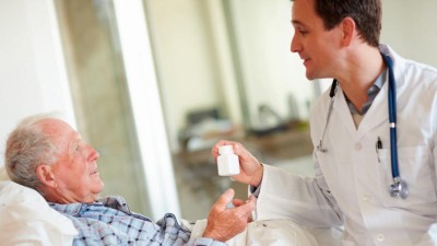 Senior nimmt Medikament an