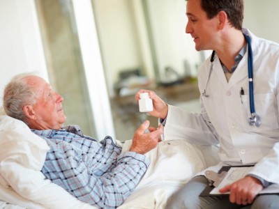 Senior nimmt Medikament an