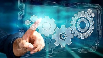 Eine Hand zeigt auf verschiedene Zahnräder