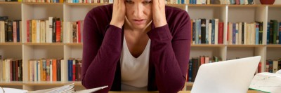 Gestresste Frau am Arbeitsplatz