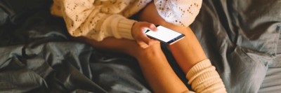 Junge Frau am Smartphone