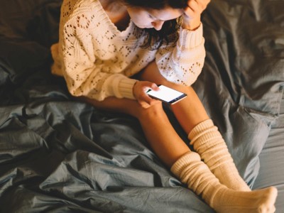 Junge Frau am Smartphone