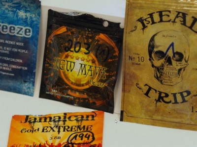 Verschiedene "neue psychoaktive Substanzen" (NPS)