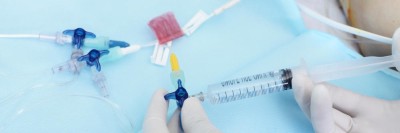 Injektion in einen Venenkatheder