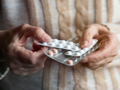 Medikamentenblister in alten Händen