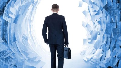 Geschäftsmann geht durch Tunnel aus Dokumenten