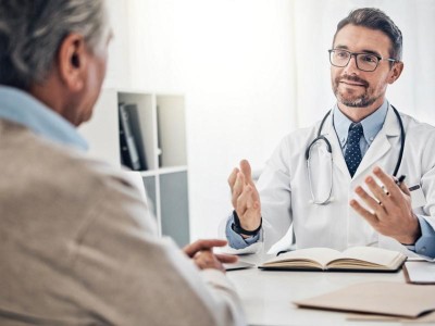 Beratungsgespräch zwischen Arzt und Patient