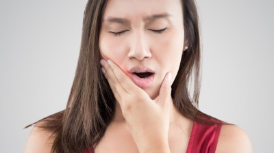 Frau mit schmerzendem Kiefer