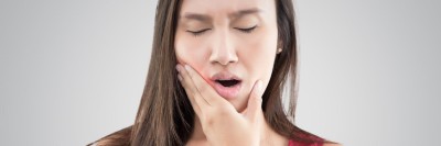 Frau mit schmerzendem Kiefer