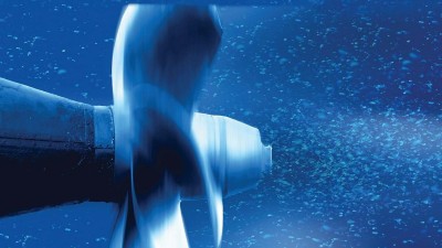 Eine Schiffsschraube dreht sich auf blauem Grund