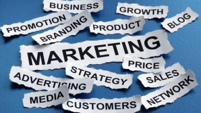 Viele Zettelchen mit Schlagwörtern zum Thema Marketing. 