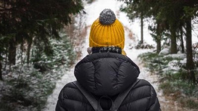 Person im winterlichen Wald