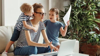 Frau am Laptop mit Kindern