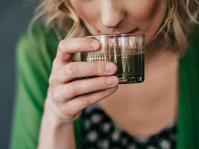 Frau trinkt grünen Saft