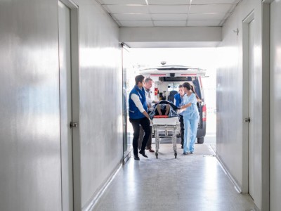 Krankenwagen bringt Patient zum Krankenhaus
