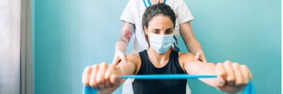 Physiotherapeutin mit Post-COVID-Patientin