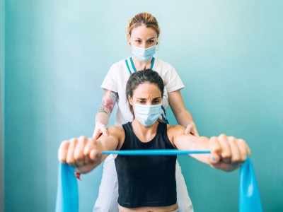 Physiotherapeutin mit Post-COVID-Patientin