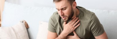 junger Mann mit Asthma-Attacke