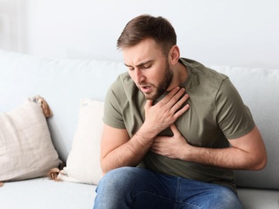 junger Mann mit Asthma-Attacke