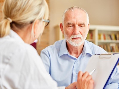 Ärztin spricht mit Patienten