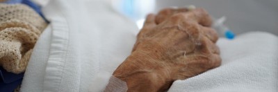 Hände einer älteren Patientin