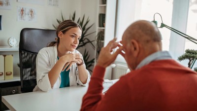 Patient spricht über seine Probleme