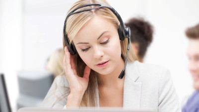 Junge Frau an der Hotline