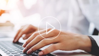 Junge Frau am Laptop