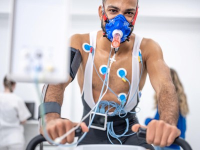 Sportler, der auf dem Ergometer einen kardiopulmonalen Test in der Klinik durchführt