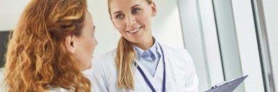 Ärztin und Patientin im Gespräch