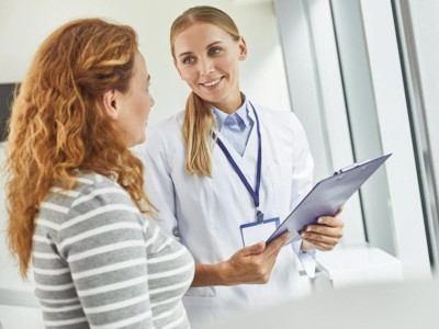 Ärztin und Patientin im Gespräch