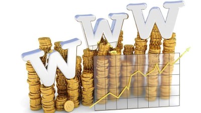 Ein Münzenstapel vor einer Konjunkturkurve