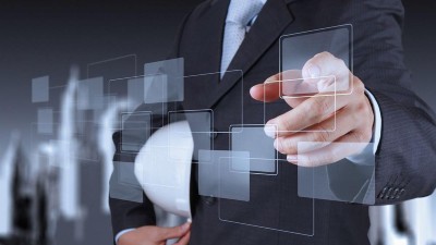 Mann zeigt auf ein virtuelle Board