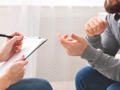 Mann in Therapie